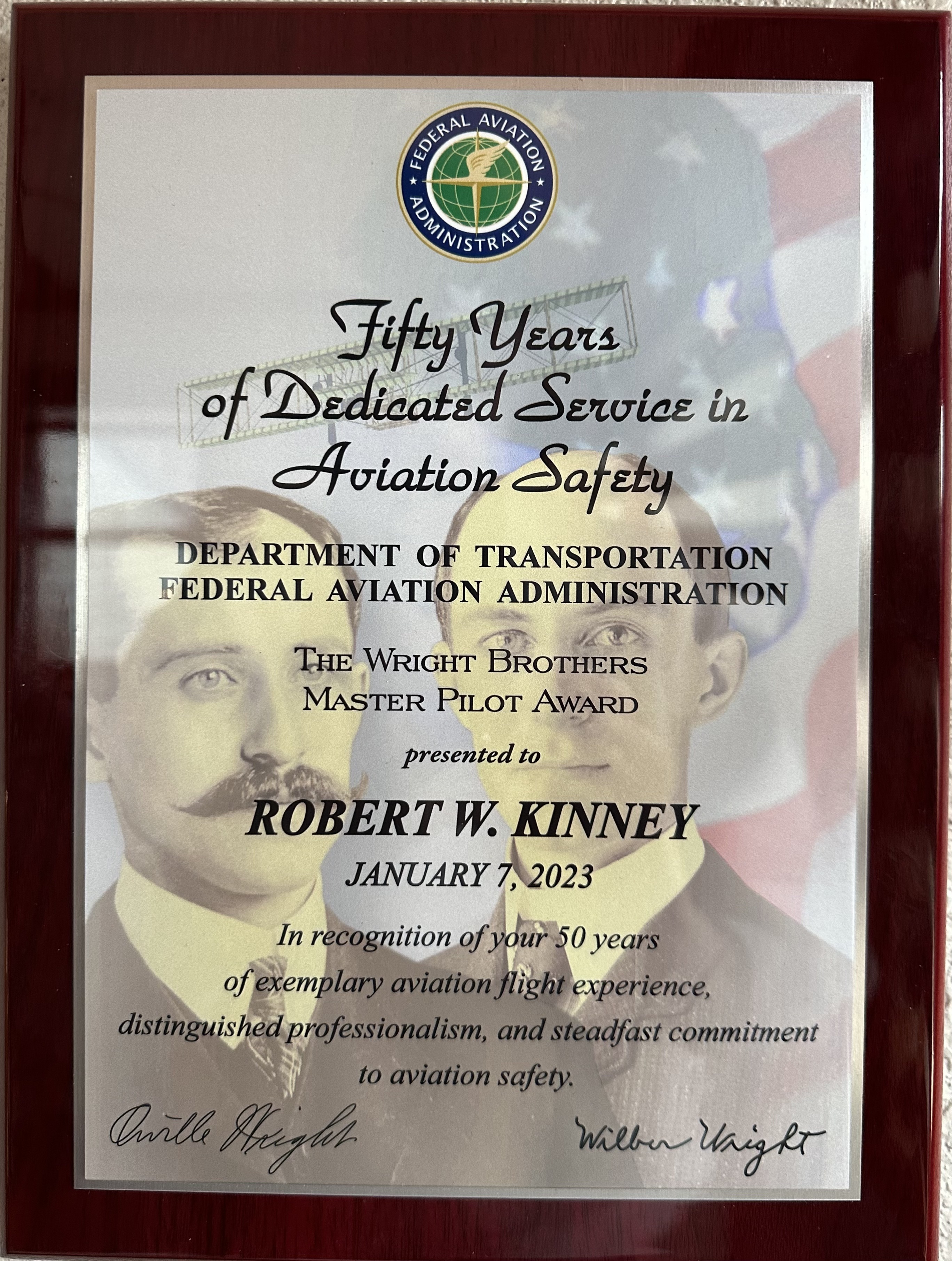 Bob Kinney receiving the Wright Brothers Master Pilot Award
